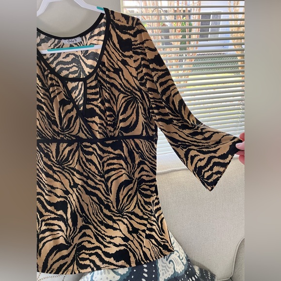 Women’s attractive Tiger print blouse size 1X, 3/4 sleeves, stretch, neckline. - Picture 7 of 15